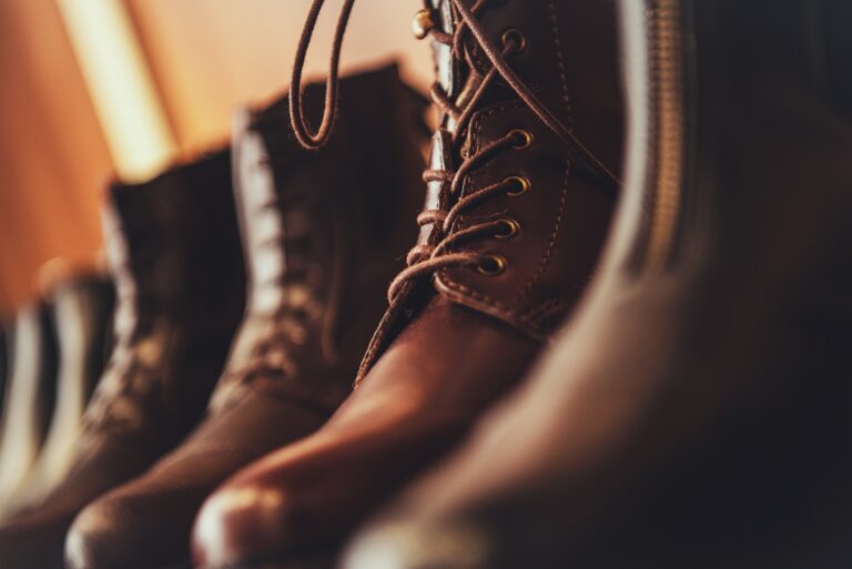 Jak dobrać eleganckie buty dla niskiego mężczyzny?